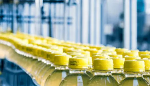 Garrafas na esteira transportadora