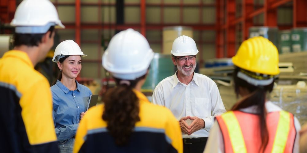 Trabalhador usando capacete em uma fábrica industrial ou armazém.