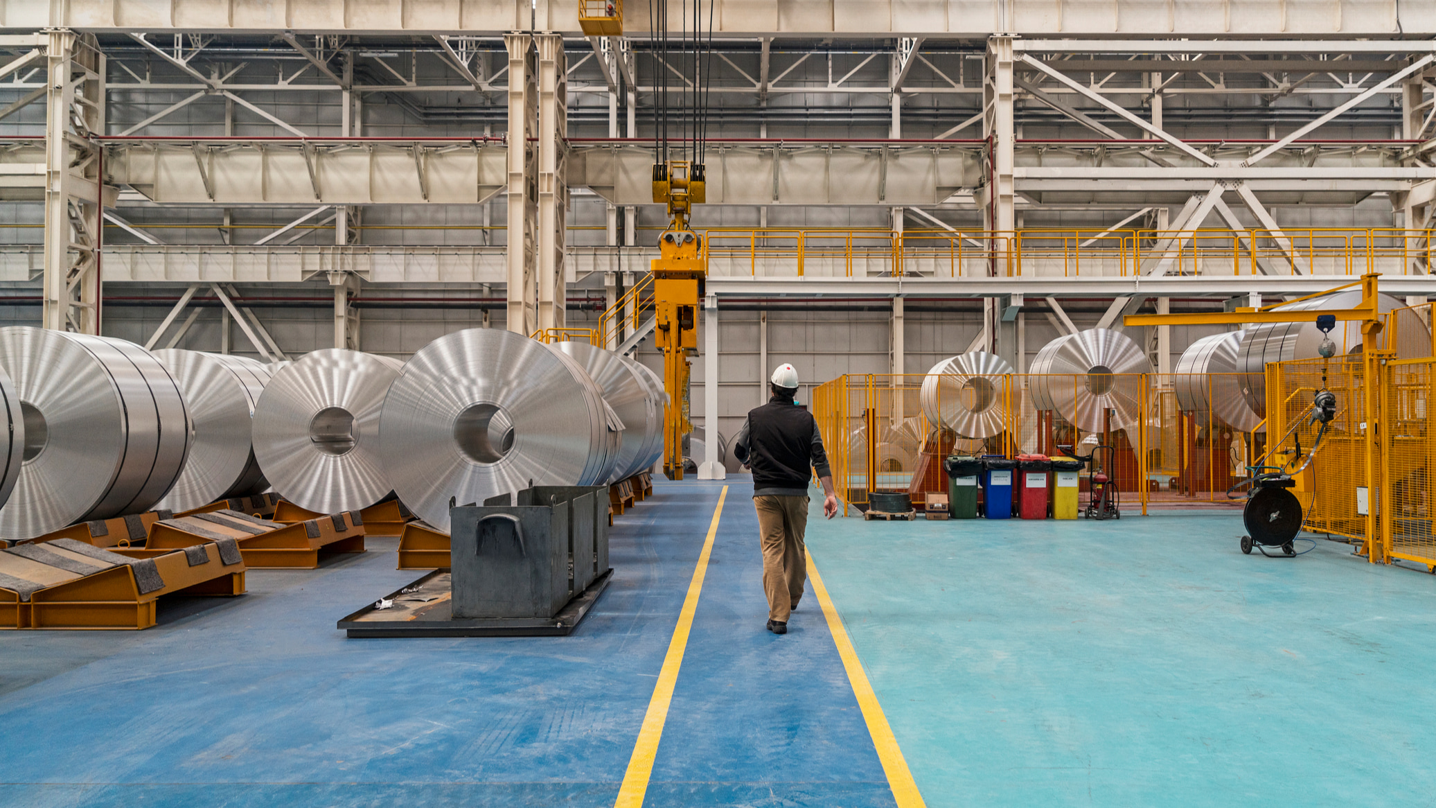 Grandes bobinas de aço de alumínio na fábrica