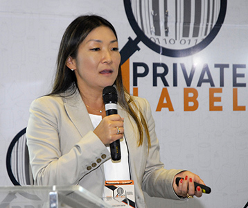 Juliani Kitakawa em sua palestra na Private Label