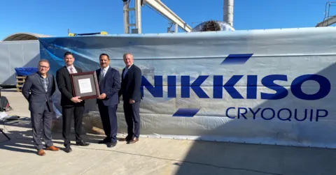 Nikkiso Cryoquip LLC recebendo o certificado da DNV